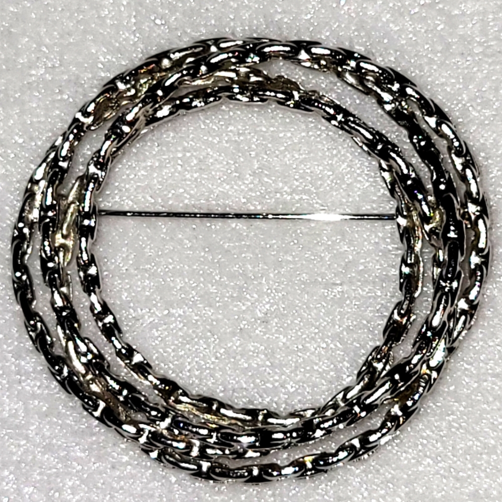 Vintage Circular Rope Style Silvertone Brooch / Pin